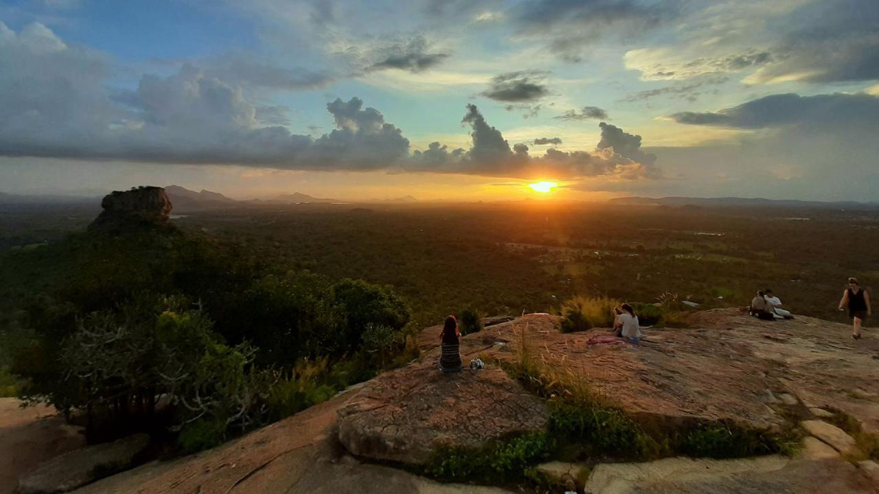 Sigiriya Rock Gate Tree House Hotel Exterior photo